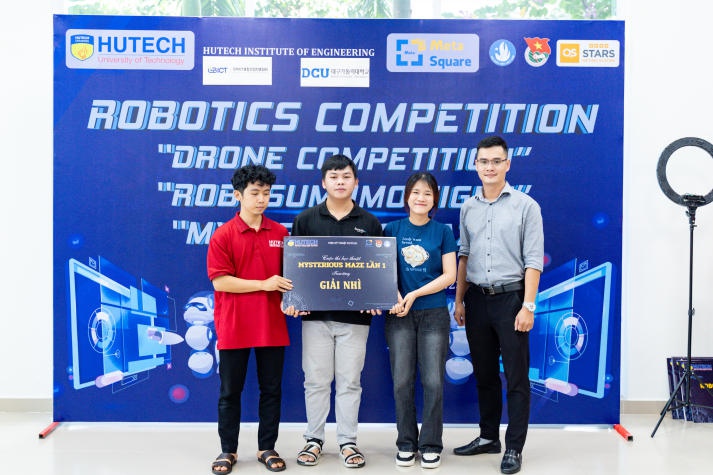 Cuộc thi học thuật “Robotics competition” thu hút đông đảo sinh viên Viện Kỹ thuật tranh tài 302