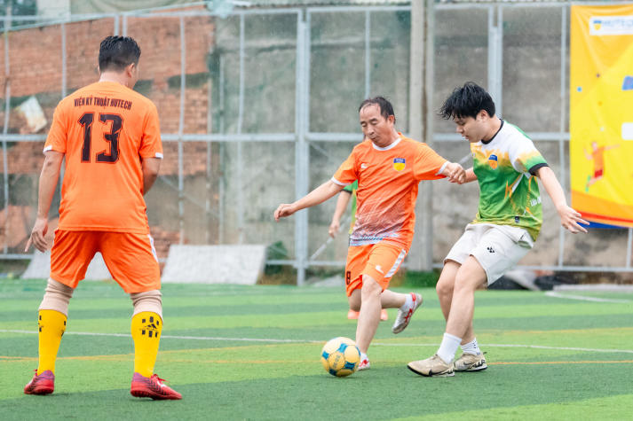 [Hội thao CB-GV-NV HUTECH 2025]: Rực lửa với những cuộc rượt đuổi tỷ số bộ môn Bóng đá nam 35