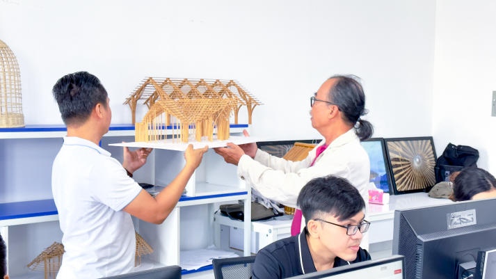 Sinh viên Khoa Kiến trúc - Mỹ thuật tìm hiểu về vật liệu xây dựng truyền thống tại Công ty Cổ phần Tiệp Bambu 34