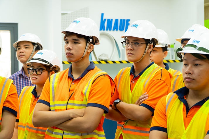 Sinh viên Khoa Xây dựng HUTECH tham quan thực tế nhà máy Knauf 78