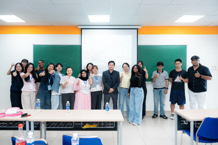Chạm vào nét Việt, sinh viên quốc tế khám phá di sản và sáng tạo trên nón lá 87