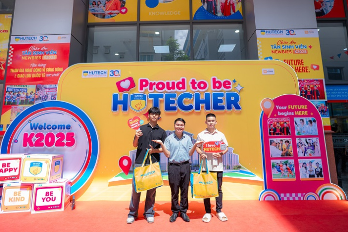 Vượt nghịch cảnh, tân sinh viên nhận Học bổng Tiếp sức 100% học phí từ HUTECH 56