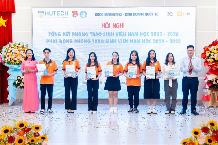 Hơn 400 sinh viên được Khoa Marketing - Kinh doanh quốc tế khen thưởng trong học tập và phong trào năm học 2023-2024 54