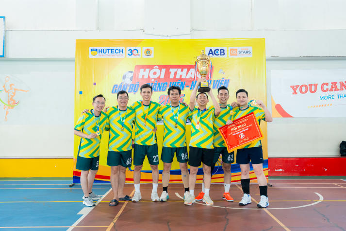 [Hội thao CB-GV-NV HUTECH 2025]: TT.TVTS-TT.TrT-TT.Mar-PTTH, P.ĐT-P.KT-TT.DHS bảo vệ thành công ngôi vương Bóng chuyền nam, nữ 77