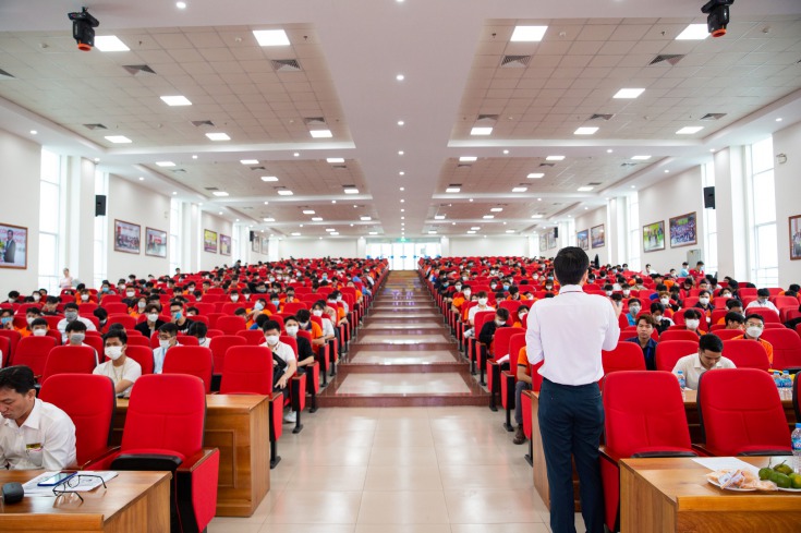 TS. Nguyễn Văn Nhanh cũng đại diện Viện chia sẻ lộ trình học tập hiệu quả, quy chế học vụ, các CLB - Đội - Nhóm nổi bật đến cho các bạn tân sinh viên HUTECH 2