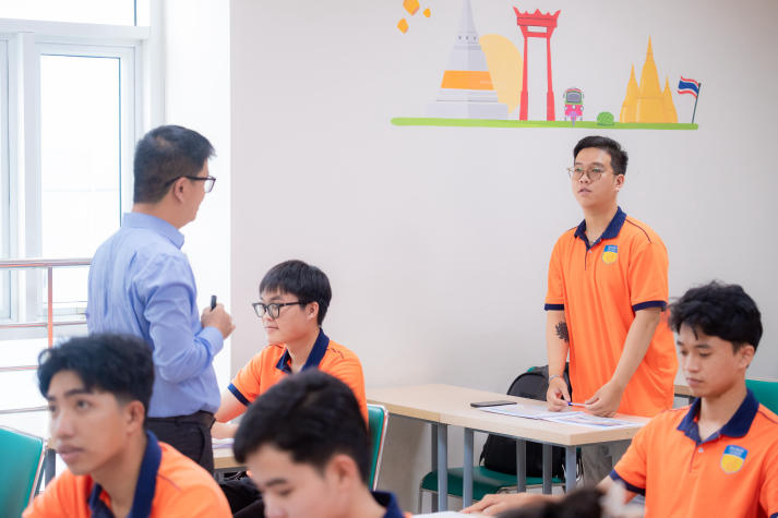 [Video] Sinh viên HUTECH học cách làm chủ tài chính từ chuyên gia trong dự án "Hanwha Life Finance Mentor" 56