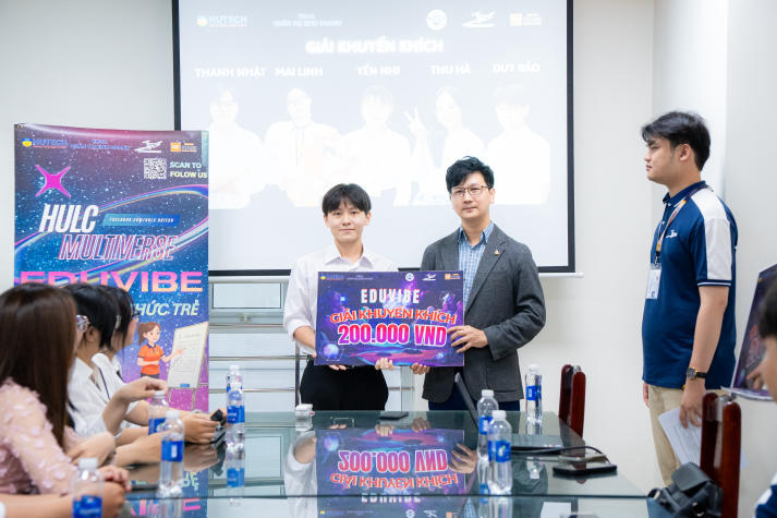 Trao giải cuộc thi “EDUVIBE - Lan tỏa tri thức trẻ”, ghi nhận nhiều nỗ lực của sinh viên Khoa Quản trị kinh doanh 203