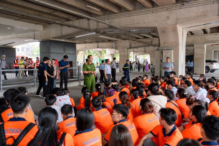 Đông đảo sinh viên HUTECH tham gia diễn tập chữa cháy tại khu vực ga Tân Cảng 8