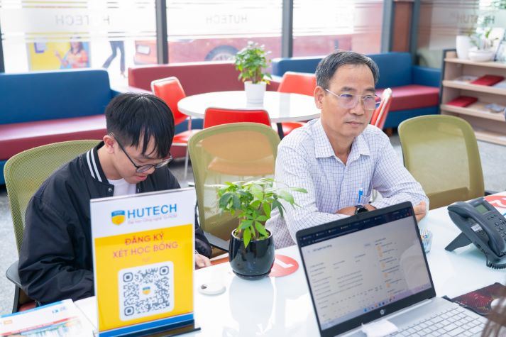 Đông đảo phụ huynh, thí sinh đến HUTECH tìm hiểu thông tin trước giai đoạn đăng ký nguyện vọng 31
