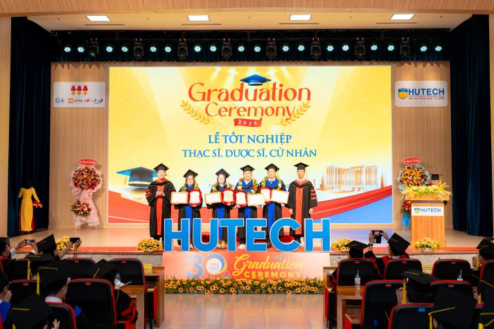Lễ trao bằng tốt nghiệp HUTECH: “Hãy tiếp tục vững bước chinh phục những đỉnh cao mới” 53