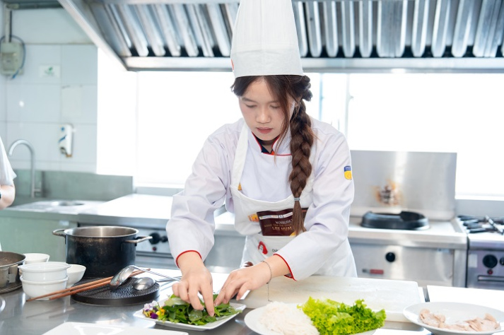 Bếp trưởng 5 sao đứng lớp, sinh viên Quản trị nhà hàng học nghề từ căn bếp thật 26