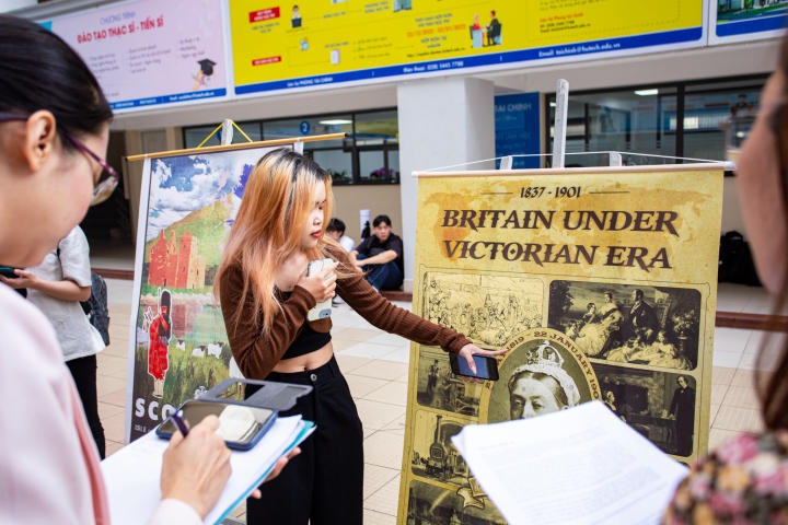 Các bạn sinh viên lớp 20DTA mang đến hơn 30 poster với nhiều chủ đề đa dạng HUTECH 1