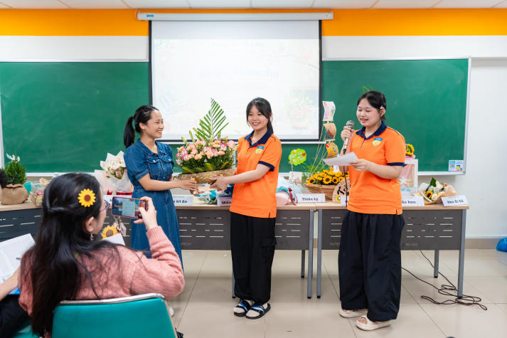 [Ảnh] Tri ân người lái đò: Hoa thay lời cảm mến của sinh viên Trung Quốc học trong ngày Nhà giáo Việt Nam 110