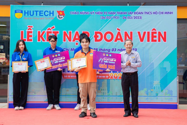 136 sinh viên HUTECH được kết nạp vào Đoàn Thanh niên Cộng sản Hồ Chí Minh 112