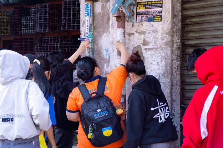 Đoàn Thanh niên HUTECH tổ chức hoạt động tình nguyện xoá gỡ quảng cáo tín dụng đen, trái quy định 29