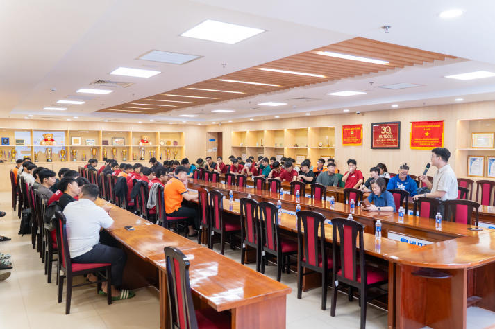 Sinh viên Viện kỹ thuật nâng cao kỹ năng báo cáo đồ án tốt nghiệp 4