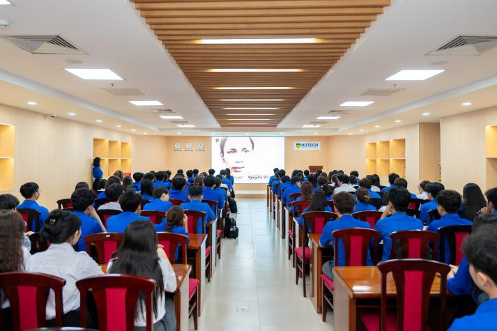 CLB Lý luận trẻ HUTECH đồng hành cùng Đoàn viên, sinh viên thắp sáng niềm tin Đảng 53