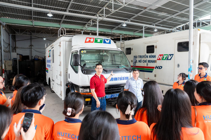 Sinh viên Quan hệ công chúng “bước vào hậu trường” sản xuất chương trình truyền hình trực tiếp tại HTV 41