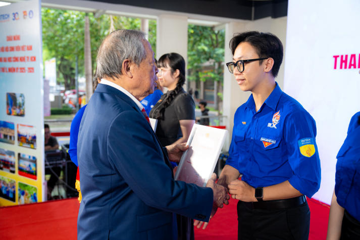 HUTECH kết nạp 12 Đảng viên mới và vinh danh 67 gương “Thanh niên tiên tiến làm theo lời Bác” 263