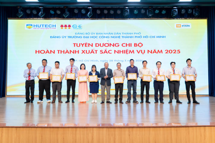 HUTECH tổng kết công tác xây dựng Đảng năm 2025 và triển khai nhiệm vụ năm 2026 76