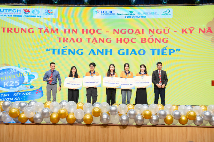 Tân sinh viên Khoa Tài chính - Thương mại khởi đầu hành trình “Sáng tạo - Kết nối - Vươn xa” tại HUTECH 88