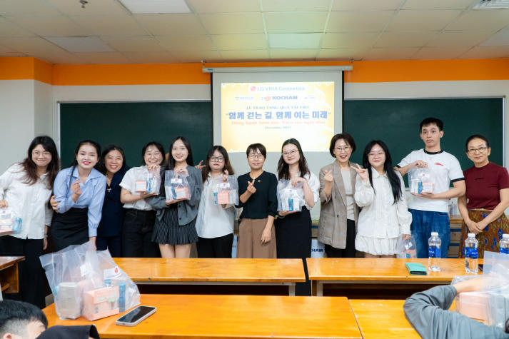 Đồng hành cùng ước mơ: KOCHAM trao quà khích lệ tinh thần sinh viên Khoa Hàn Quốc học 17