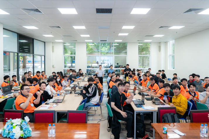 Code theo dòng thời sự, sinh viên Công nghệ thông tin tăng tốc săn vé OLP và ICPC Đà Nẵng tại HUTECH Code War 8