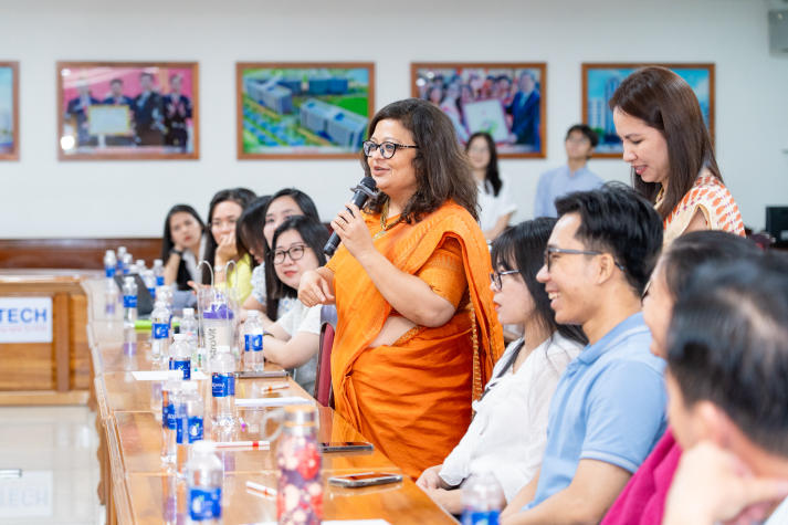 HUTECH faculty and staff explore Bhagavad Gita leadership philosophy and traditional Indian culture 63