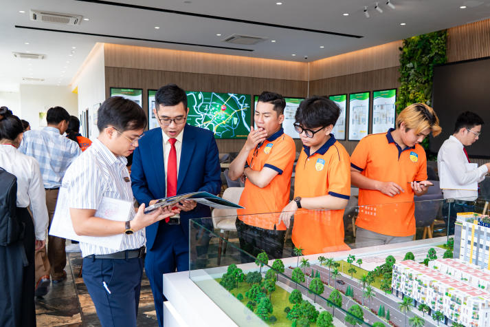 Sinh viên ngành Quản lý tài nguyên và môi trường khám phá mô hình phát triển bất động sản xanh tại BCONS 67