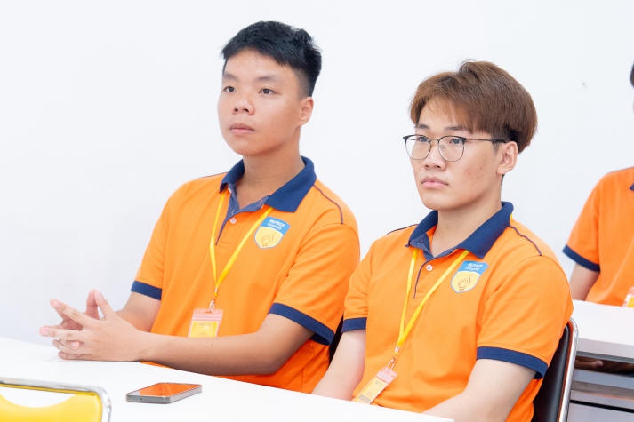 Sinh viên ngành Logistic tìm hiểu về vận hành hàng hóa tại Nhất Tín Logistics 53