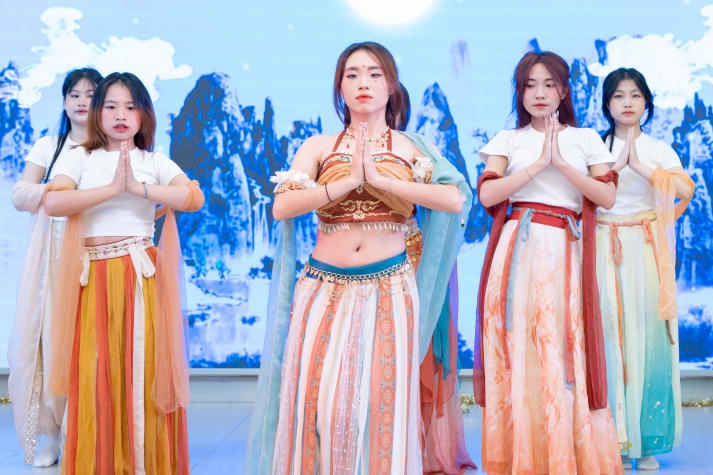 [Ảnh] Trai tài gái sắc HUTECH tự tin “show” nét đẹp năng động đậm chất Gen Z tại đa sân chơi 57