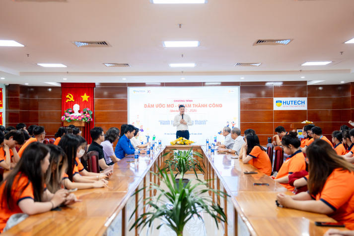 HUTECH trao học bổng “Dám ước mơ - Chạm thành công”, tiếp sức sinh viên vươn lên năm học 2025-2026 82