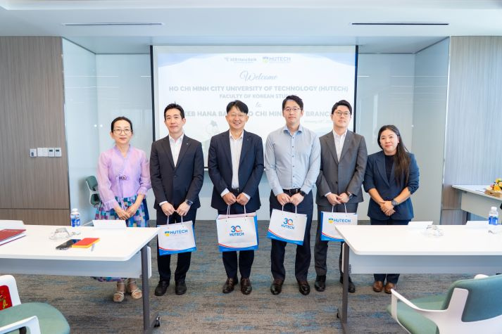 Sinh viên Khoa Hàn Quốc học HUTECH học gì tại Ngân hàng KEB Hana? 74