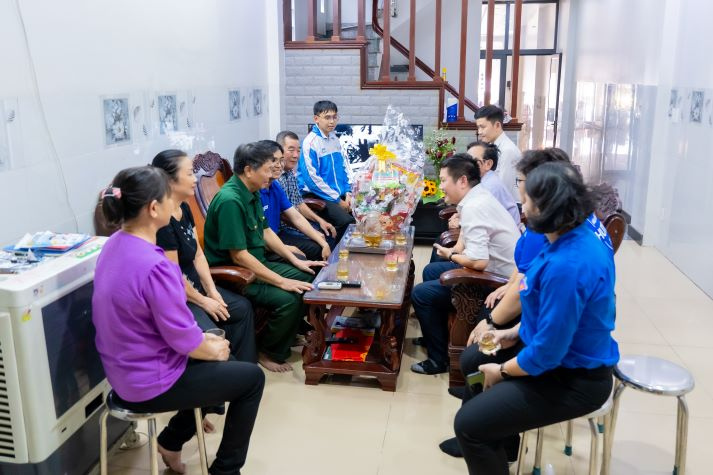 Chiến sĩ Mùa hè xanh HUTECH vun đắp lòng biết ơn, gìn giữ truyền thống dân tộc hướng về Ngày Thương binh - Liệt sĩ 59