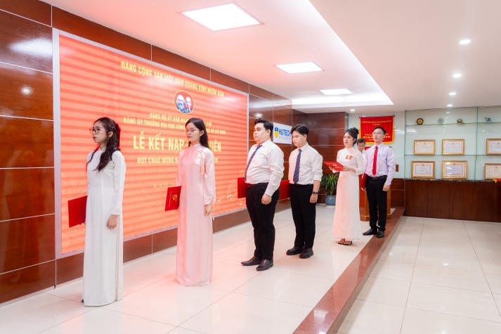 Hội nghị Đảng bộ HUTECH 2025-2026: Bồi dưỡng lý tưởng, lan tỏa khát vọng cống hiến trong đội ngũ Đảng viên trẻ 72