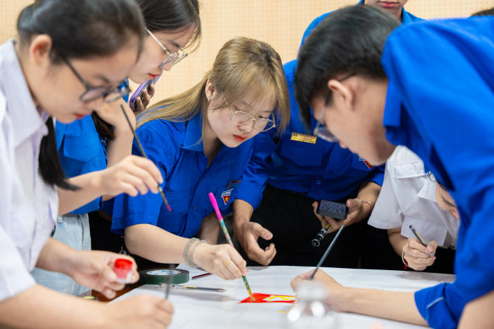 CLB Lý luận trẻ HUTECH đồng hành cùng Đoàn viên, sinh viên thắp sáng niềm tin Đảng 65