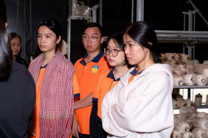 Sinh viên Viện Khoa học Ứng dụng tiếp cận công nghệ IoT trong nuôi trồng nấm và rau sạch 88