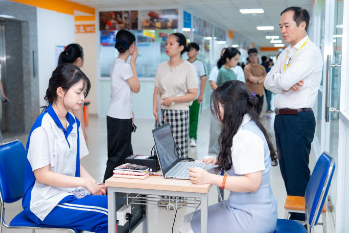 HUTECH phối hợp UEF tổ chức thành công kỳ thi V-SAT 2026 cho gần 1.000 thí sinh 58