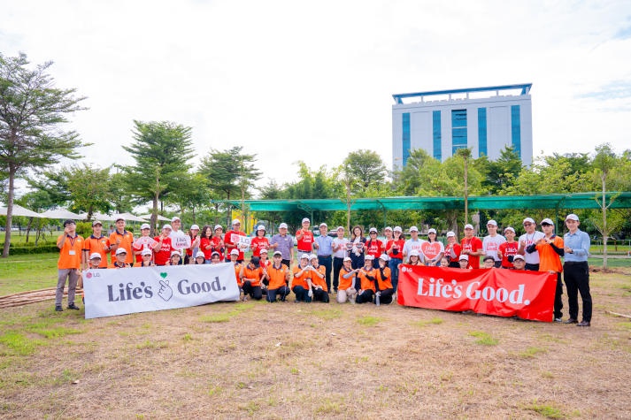 Tree Planting Ceremony in Partnership Between HUTECH and LG Electronics 14