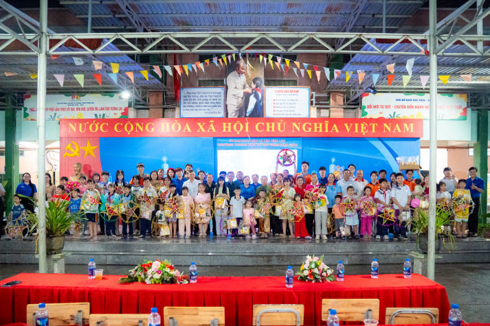 “Trăng trao yêu thương” của Khoa QTDL-NH-KS gửi 200 phần quà, thắp sáng niềm vui tuổi thơ 92