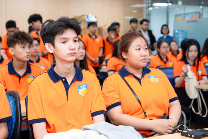 Sinh viên Khoa Tài chính - Thương mại tiếp cận thực tế nghề ngân hàng tại Woori Bank 65