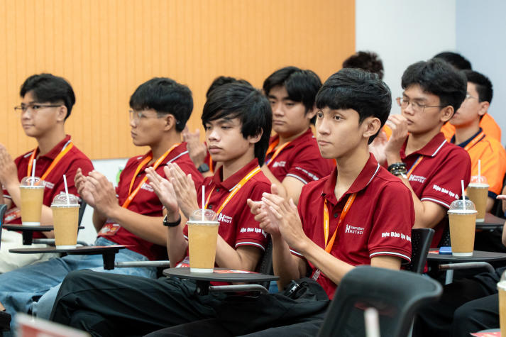 Sinh viên I-HUTECH hiểu nghề, rèn kỹ năng, mở rộng tầm nhìn qua chuyến tham quan Transcosmos Việt Nam 49