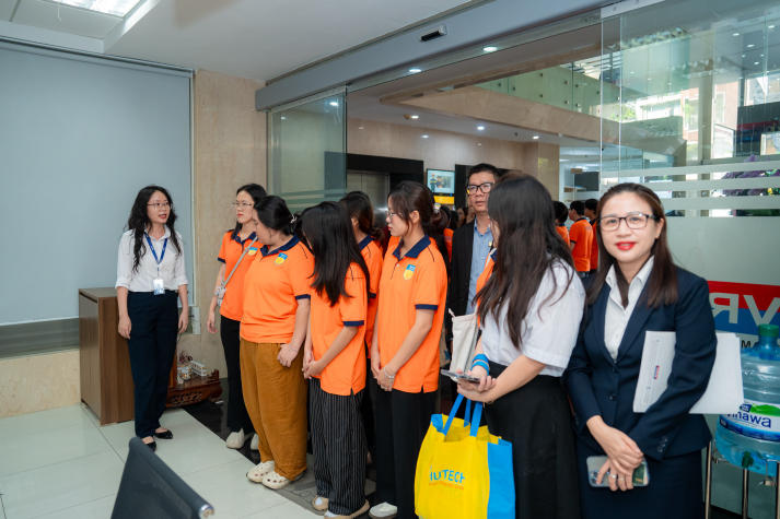 Bước vào “hậu trường” ngân hàng: Sinh viên Khoa Tài chính - Thương mại học nghề tại VRB 14