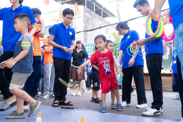 Sinh viên Khoa Thú y và hành trình thắp sáng “Vầng trăng tuổi thơ” 2025 114