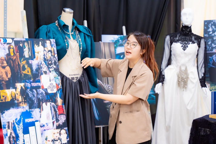 [Video] Sinh viên Thiết kế thời trang HUTECH “trình làng” loạt đồ án tốt nghiệp với nhiều ý tưởng độc đáo 46