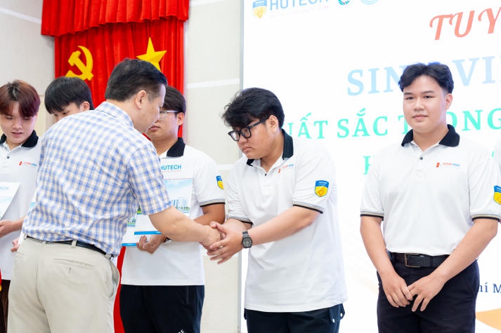 Viện Công nghệ Việt - Hàn HUTECH tuyên dương 357 sinh viên tiêu biểu HKI năm học 2023-2024 57