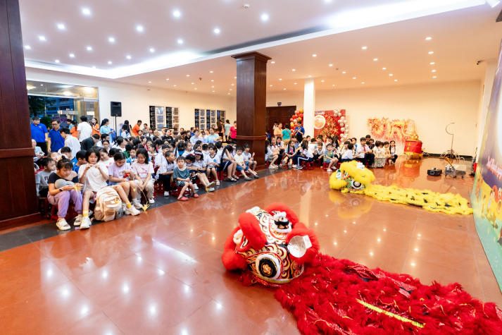 Thắp sáng đêm trăng yêu thương: Sinh viên Khoa Điều dưỡng - Kỹ thuật y học mang Trung thu đến với trẻ em Bình Thạnh 18