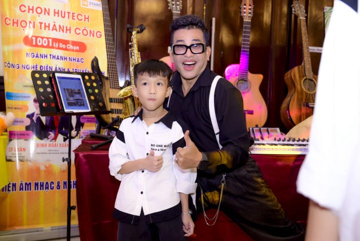 Sinh viên Viện Âm nhạc và Nghệ thuật HUTECH tham gia biểu diễn văn nghệ gây quỹ học bổng cho học sinh, sinh viên vượt khó tại Phan Thiết 69