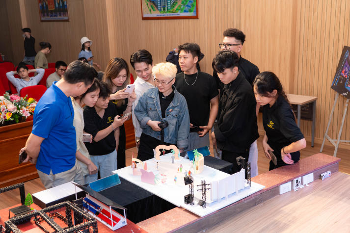 “Phù thủy sân khấu” HUTECH hiện thực hóa ý tưởng thành mô hình sân khấu sống động 67