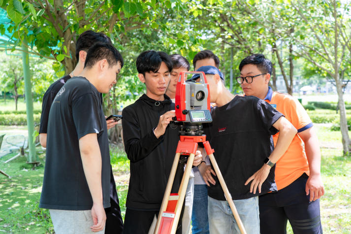 Sinh viên Kỹ thuật xây dựng rèn kỹ năng khảo sát thực địa tại X-Survey 2026 13